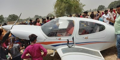 अमेठी में ट्रेनिंग एयरक्राफ्ट की खेत में इमरजेंसी लैंडिंग से मचा हड़कंप, बाल-बाल बचा पायलट; हो सकता था बड़ा हादसा